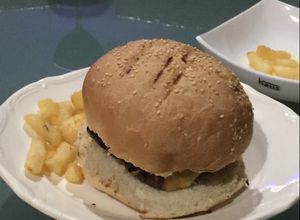 Una foto de Hamburguesa de Rib Eye Sonorense