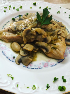 Una foto de Pechuga de pollo en salsa con champiñones