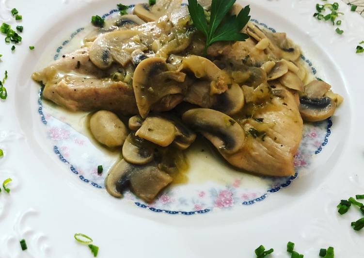 Pechuga de pollo en salsa con champiñones