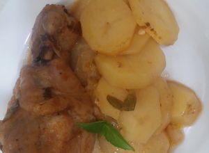 Una foto de Fricasé de pollo con papas
