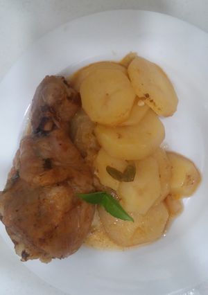 Una foto de Fricasé de pollo con papas