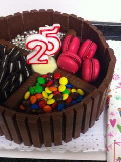 Una foto de Kit Kat Cake - Pastel de aniversario