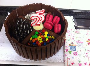 Foto principal de Kit Kat Cake - Pastel de aniversario