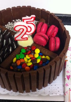 Una foto de Kit Kat Cake - Pastel de aniversario