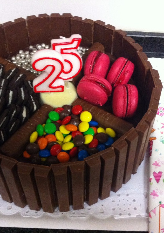 Una foto de Kit Kat Cake - Pastel de aniversario
