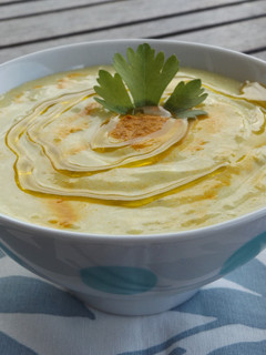 Una foto de Crema fría especial de brécol con cúrcuma y lima