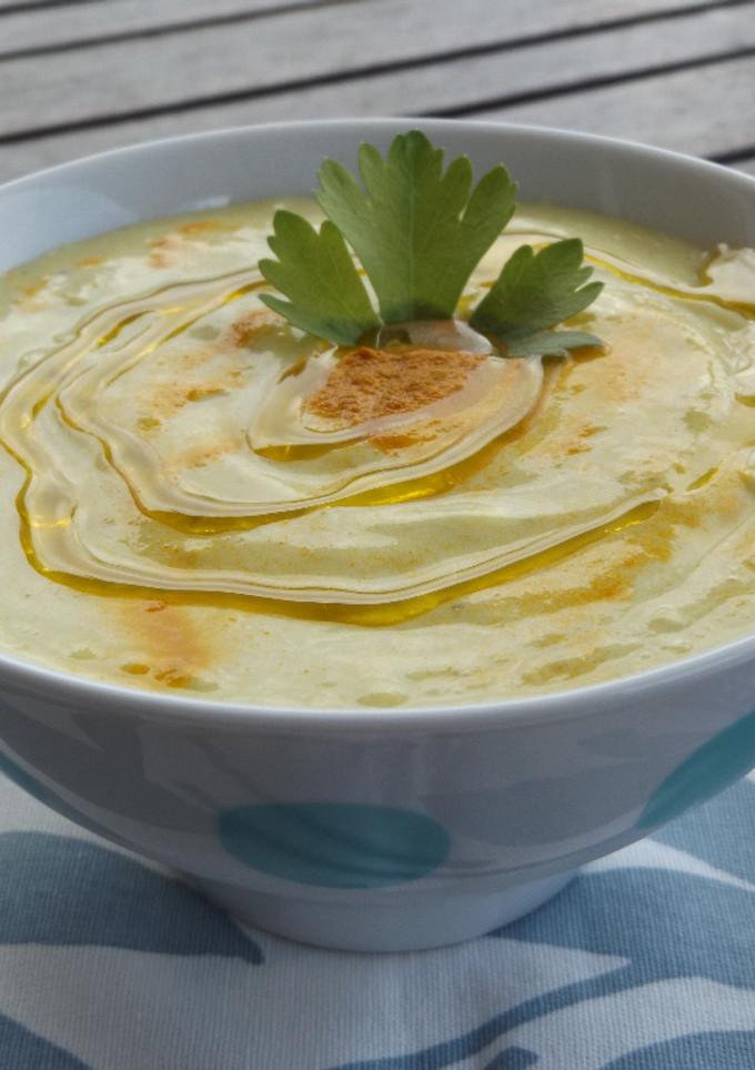 Una foto de Crema fría especial de brécol con cúrcuma y lima
