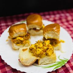 A picture of Anda Bhaji pav / Egg Bhaji pav.