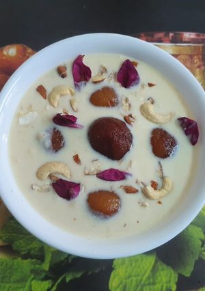 A picture of Gulab Jamun Kheer.