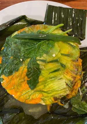 Una foto de Queso envuelto en flor de calabaza