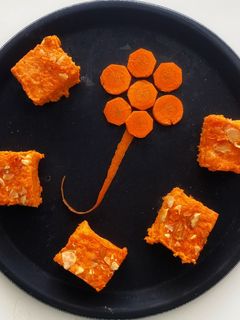 गाजर बर्फी (gajar barfi recipe in marathi) रेसिपी चे मुख्य फोटो