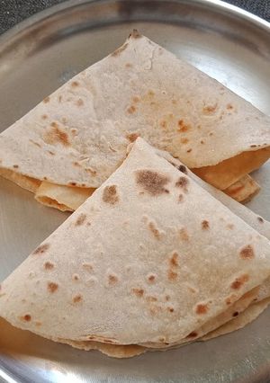 બે પડવાળી રોટલી (Be Padvali Rotli Recipe In Gujarati) રેસીપી મુખ્ય ફોટો