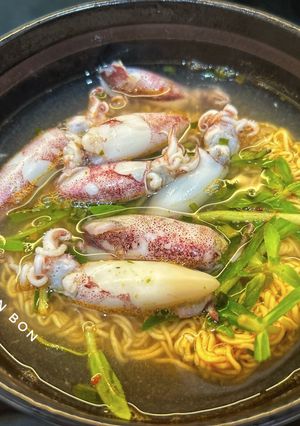 Hình của món Mì Gói Mực Chua Cay.