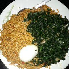 A picture of Spaghetti with egg and vegetable(ugu).