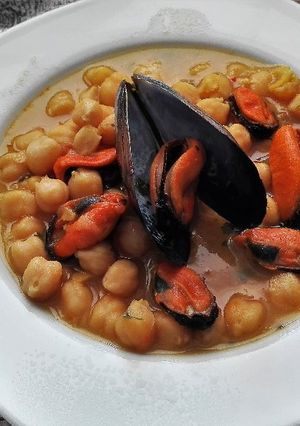 Una foto de Potaje de garbanzos con mejillones