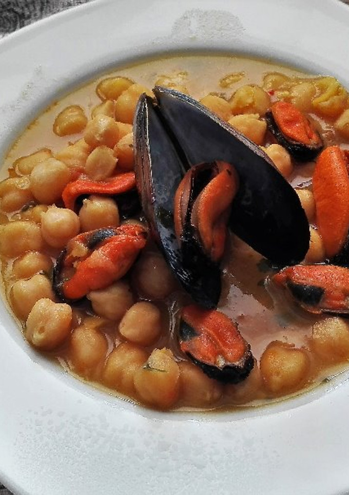 Una foto de Potaje de garbanzos con mejillones
