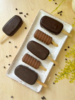 صورة لوصفة آيس كريم بالڤانيليا والشوكولاتة 🍫