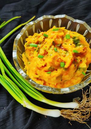 पातीचा कांदा पिठले (paticha kanda pithla recipe in marathi) रेसिपी चे मुख्य फोटो 