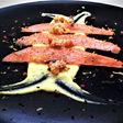 Sashimi di salmone affumicato, con crema di mango e curcuma, e mais fritto