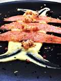 Sashimi di salmone affumicato, con crema di mango e curcuma, e mais fritto