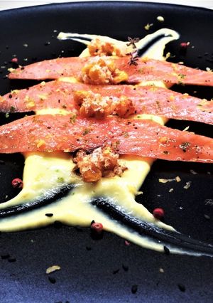 Foto di Sashimi di salmone affumicato, con crema di mango e curcuma, e mais fritto