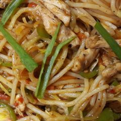 A picture of Restaurant style chicken chowmin.