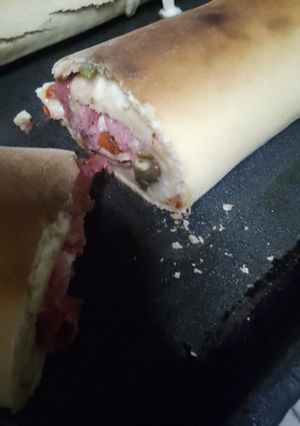 Una foto de Pizza rellena arrollada