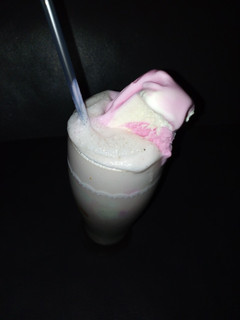 A picture of Vanilla mint milkshake.