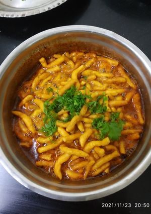शेवभाजी (sev bhaji recipe in marathi) रेसिपी चे मुख्य फोटो 