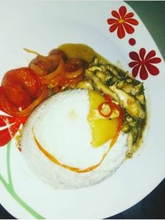Una foto de Arroz blanco a la pechuga con salsa de guiso