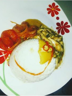 Una foto de Arroz blanco a la pechuga con salsa de guiso