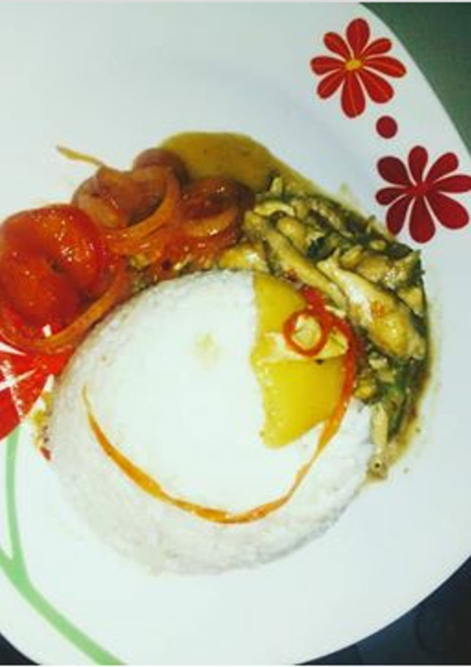 Una foto de Arroz blanco a la pechuga con salsa de guiso
