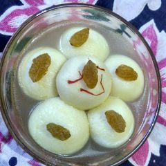 A picture of Kesar Rasgulla.