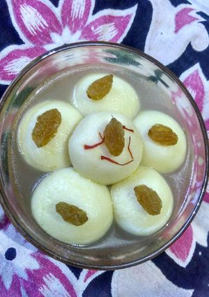 A picture of Kesar Rasgulla.