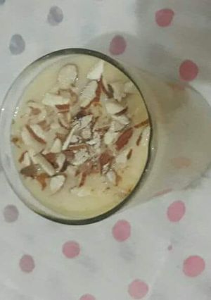 A picture of Banana dry fruit Shake.