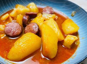 Une photo de Pommes de terre au paprika (🇭🇺 Paprikás krumpli)