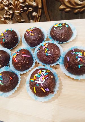A picture of Marie Cocoa balls with almonds inside.