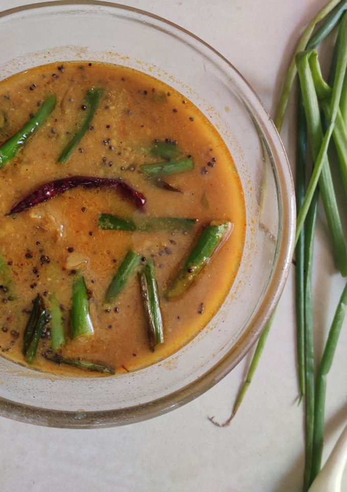வெங்காயத்தாள் சாம்பார் (spring onion sambar) செய்முறை முக்கிய புகைப்படம்