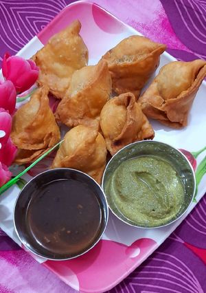 स्वादिष्ट समोसे (swadisht samose recipe in Hindi) रेसिपी मुख्य फोटो