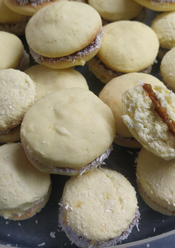 Una foto de Alfajores de naranja y coco