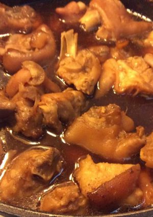 Hình của món Móng giò kho nước dừa.