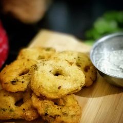 A picture of Medu Vada.