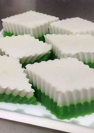 A picture of Talam Pandan (Malaysian Dessert).