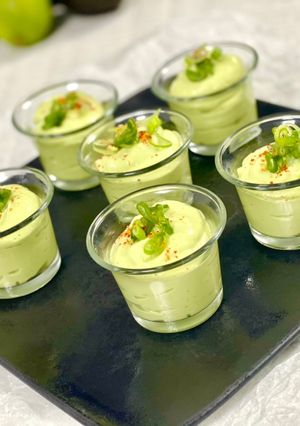 Une photo de Verrines de purée d’avocat froide