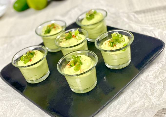 Steps to Make Verrines de purée d’avocat froide