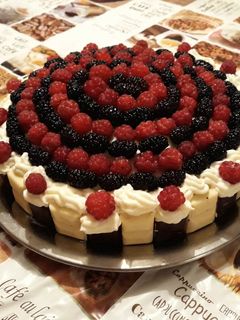 Fehércsokis málna-fekete eper torta recept fotója