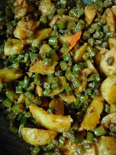 फ्रेंच बीन्स आलू की सब्जी (french beans aloo ki sabzi recipe in Hindi) रेसिपी मुख्य फोटो