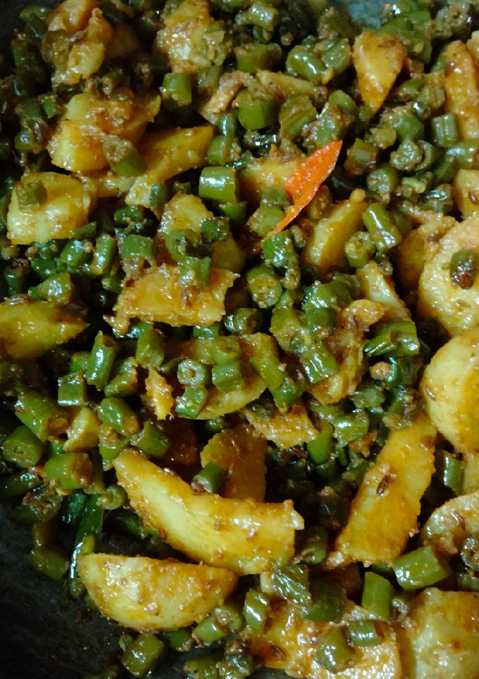 फ्रेंच बीन्स आलू की सब्जी (french beans aloo ki sabzi recipe in Hindi) रेसिपी मुख्य फोटो