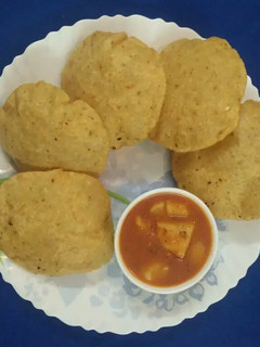 बेड़मी पूरी आलू की सब्जी (bedmi puri aloo ki sabji recipe in hindi) रेसिपी मुख्य फोटो