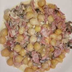 Una foto de Garbanzos con champiñones y bacon